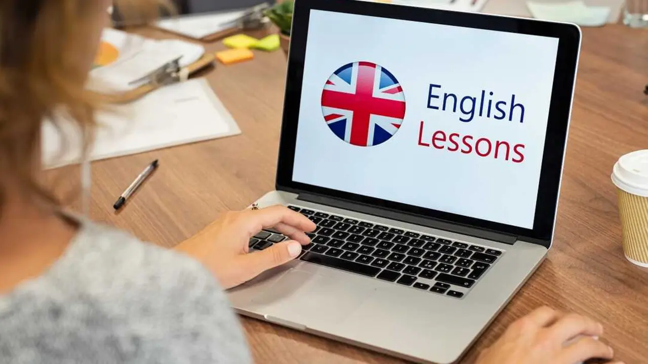 Una mujer sigue un curso de ingl&eacute;s online en un ordenador