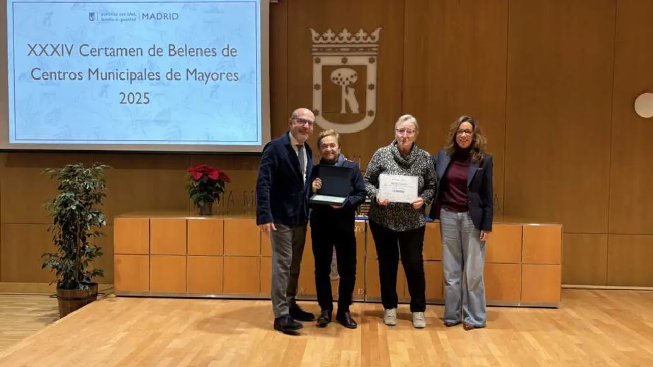 El delegado de Pol&iacute;ticas Sociales, Familia e Igualdad, Jos&eacute; Fern&aacute;ndez, con los ganadores del Certamen de Belenes.. Imagen del Ayuntamiento de Madrid.
