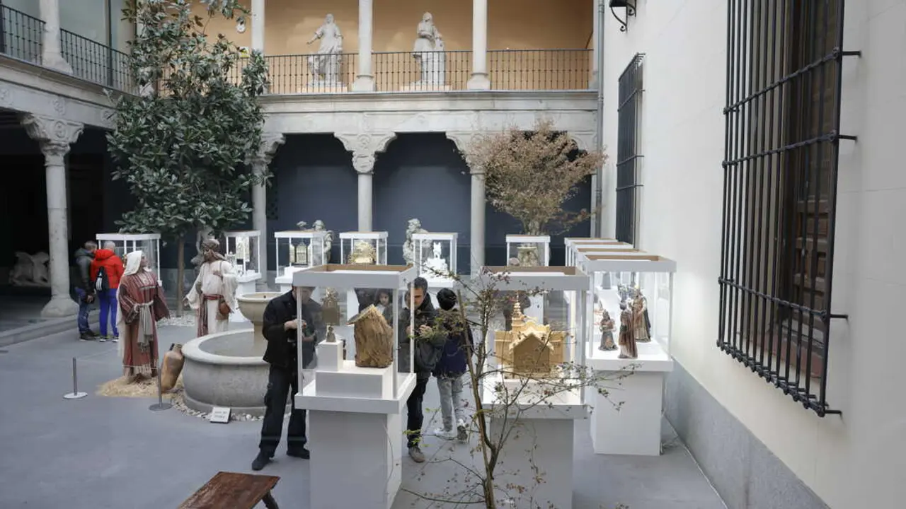 Imagen de diferentes piezas de belenes en el Museo de San Isidro.
