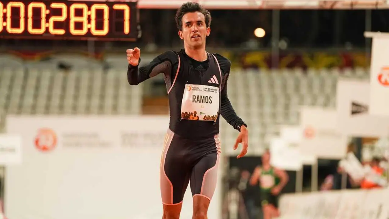 El atleta espa&ntilde;ol Jes&uacute;s Ramos llega a la l&iacute;nea de meta de la San Silvestre Vallecana en 2024.