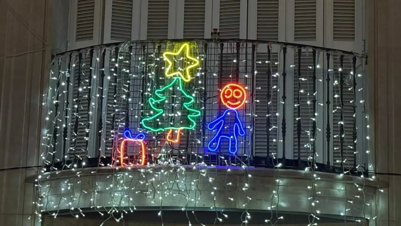 Fachada iluminada del Ayuntamiento de Aranjuez.
