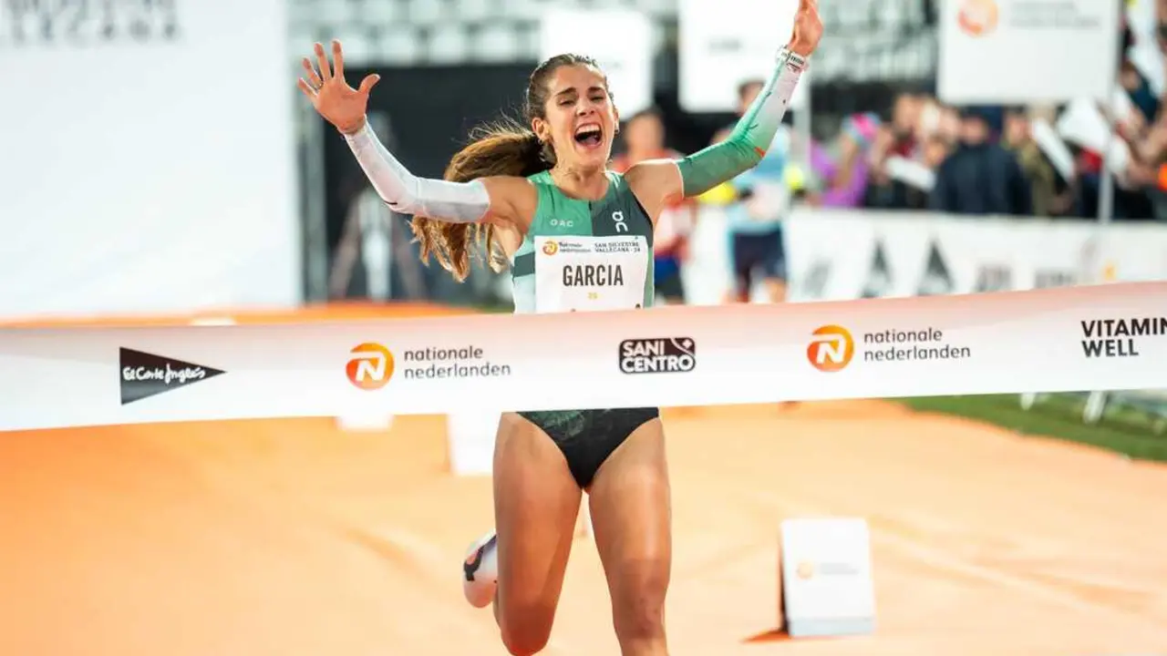 Marta Garc&iacute;a celebra su victoria en la Nationale Nederlanden San Silvestre Vallecana 2024. Imagen de EP.