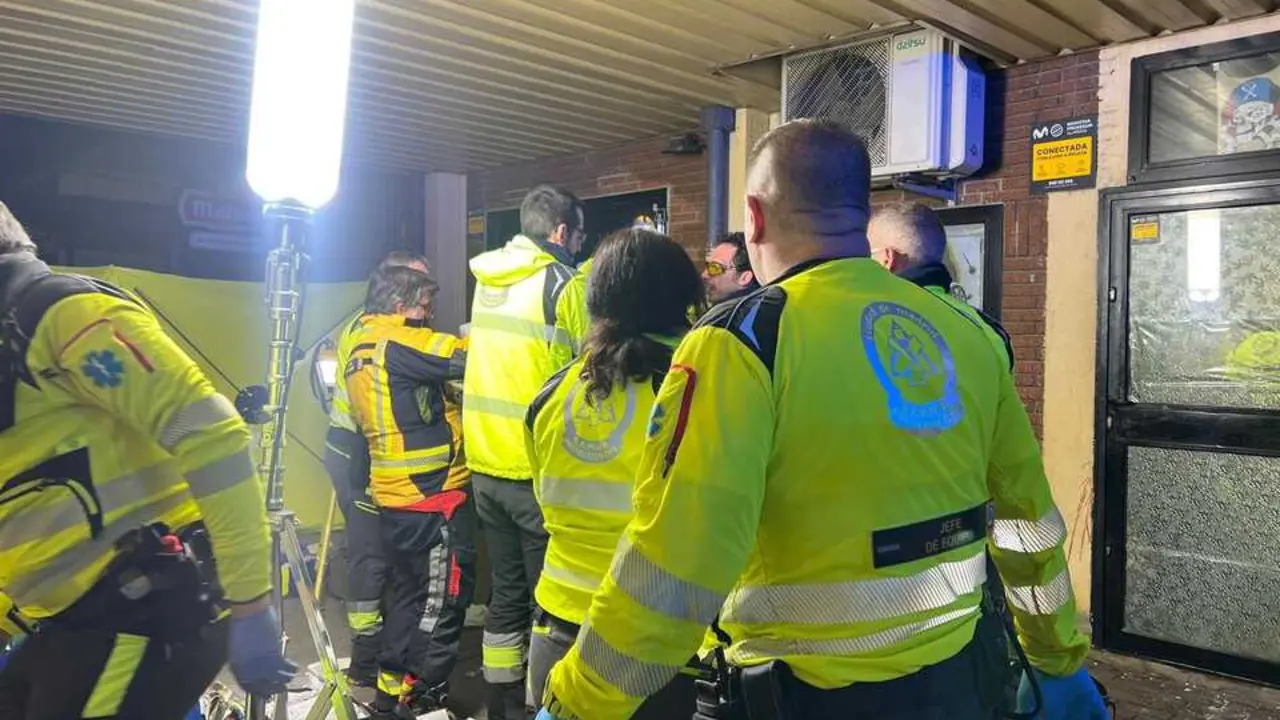 Personal de SAMUR-PC desplazado a Villaverde para atender a la v&iacute;ctima