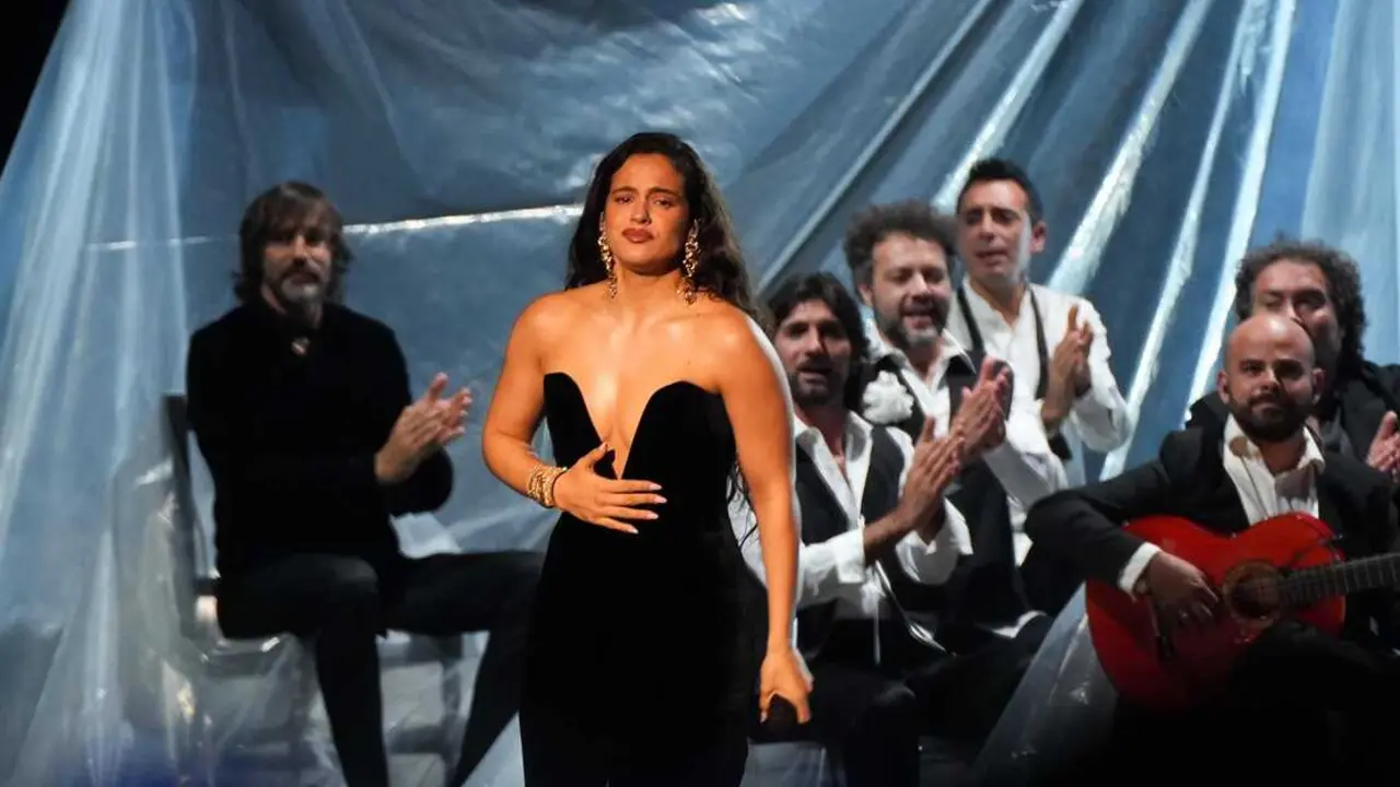 La cantante Rosal&iacute;a, act&uacute;a durante la gala de entrega de los Latin Grammy 2023, en el Palacio de Congresos de Sevilla, a 16 de noviembre de 2023, en Sevilla, Andaluc&iacute;a (Espa&ntilde;a). EP.