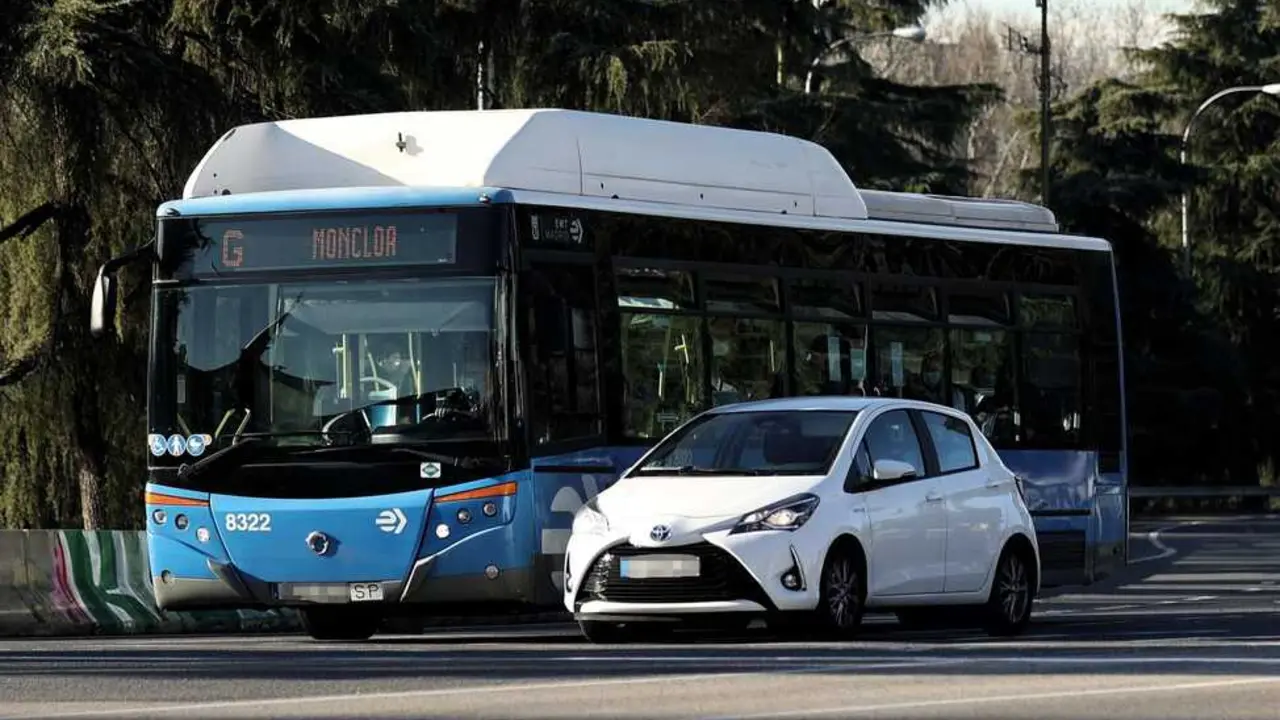 Un autob&uacute;s de la EMT circula el d&iacute;a en que es gratis realizar viajes en los viajes de la EMT, a 11 de enero de 2022, en Madrid, (Espa&ntilde;a). EP.