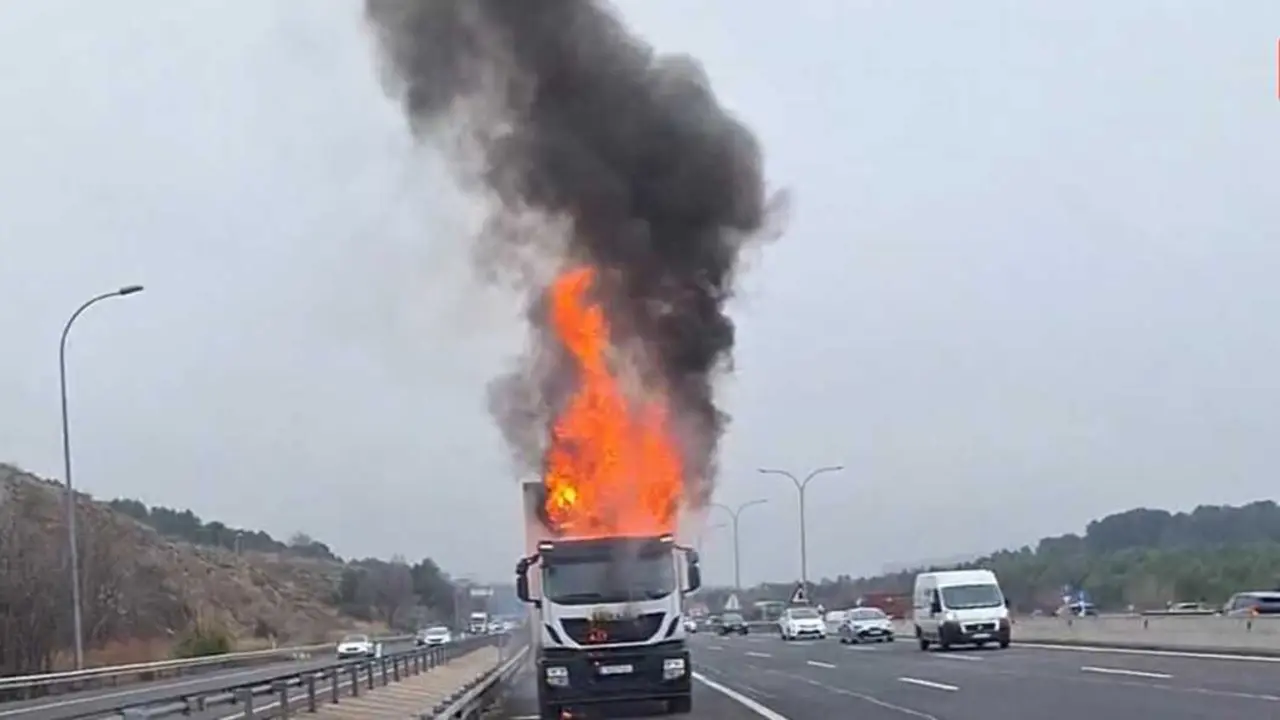 Un aparatoso incendio de un cami&oacute;n frigor&iacute;fico provoca retenciones en la A-3 durante varias horas.