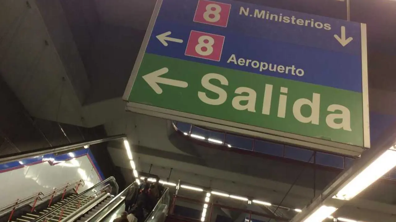 Cartel de la L&iacute;nea 8 de Metro.
