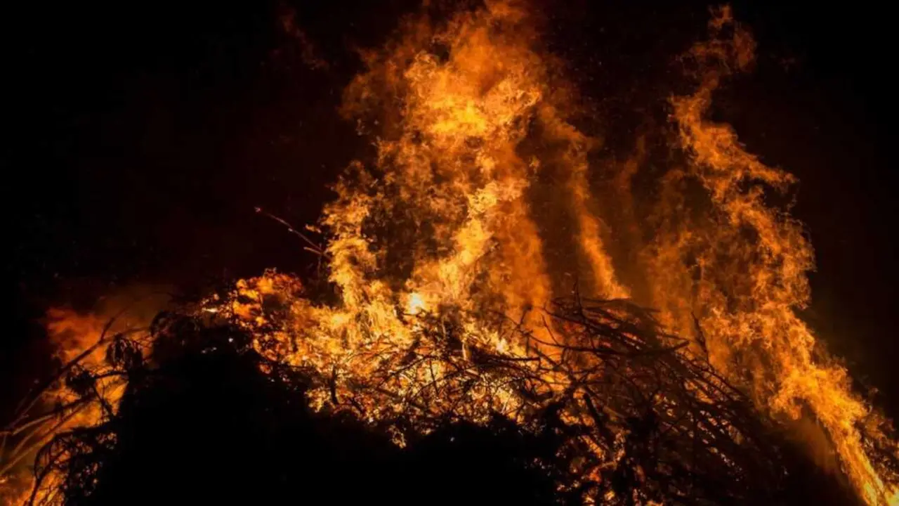 La gran hoguera de la fiesta de La Luminaria de Moralzarzal.