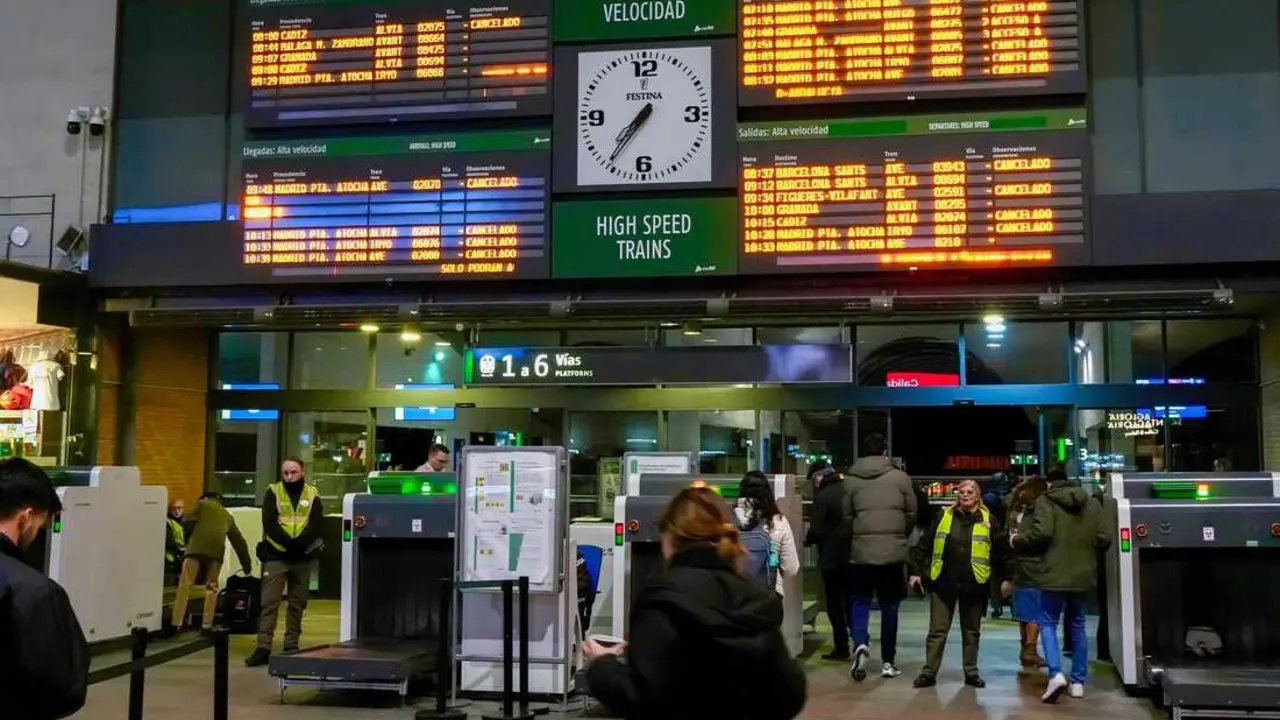Personas pasando el control de seguridad de trenes.