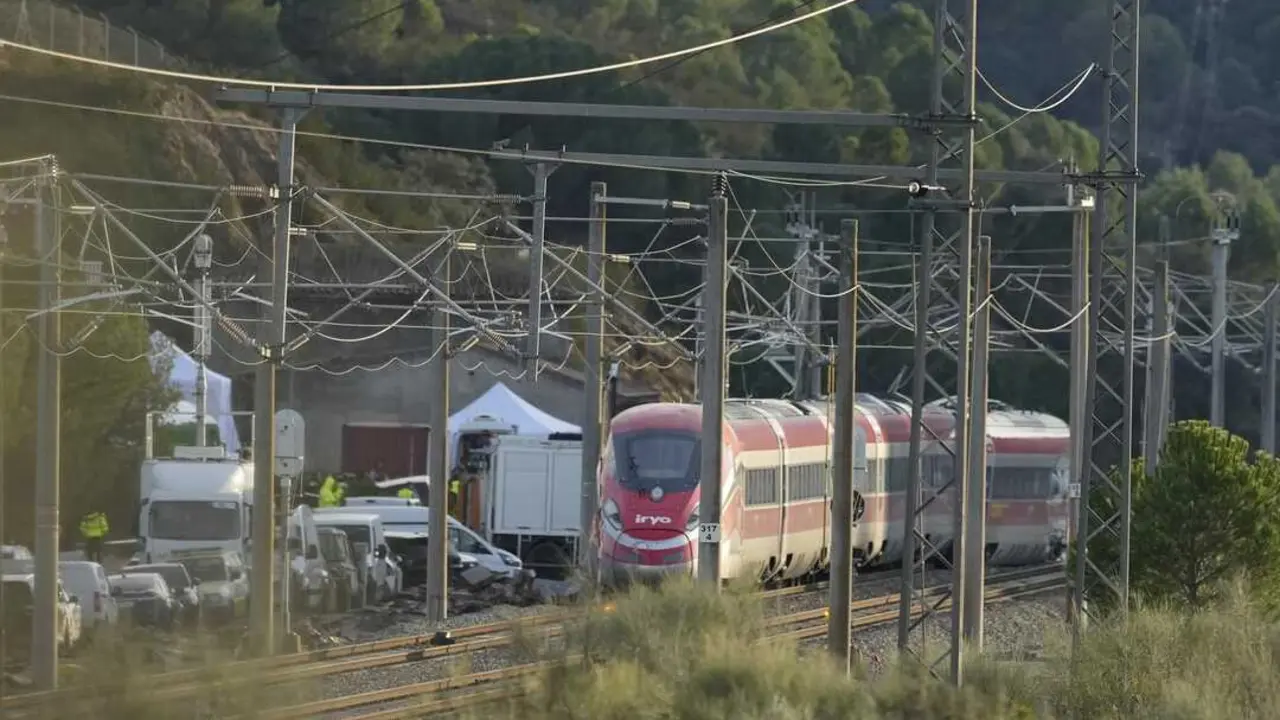 Imagen de la zona del accidente ferroviario con los convoyes de trenes siniestrados. Imagen de EP.