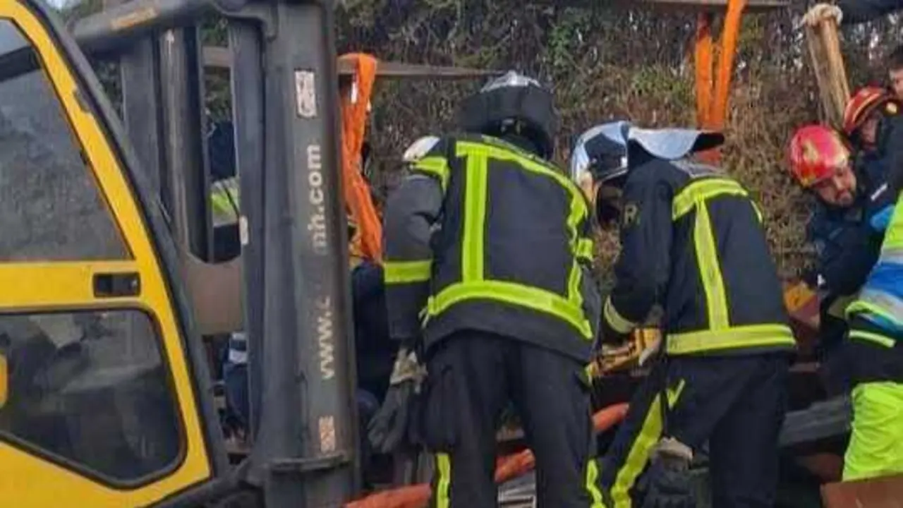 Personal trabajando en el accidente.