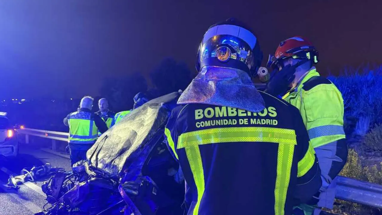 Personal del SUMMA 112 y Bomberos act&uacute;an en el lugar de un accidente de tr&aacute;fico en la M-50. Imagen de Emergencias Madrid.