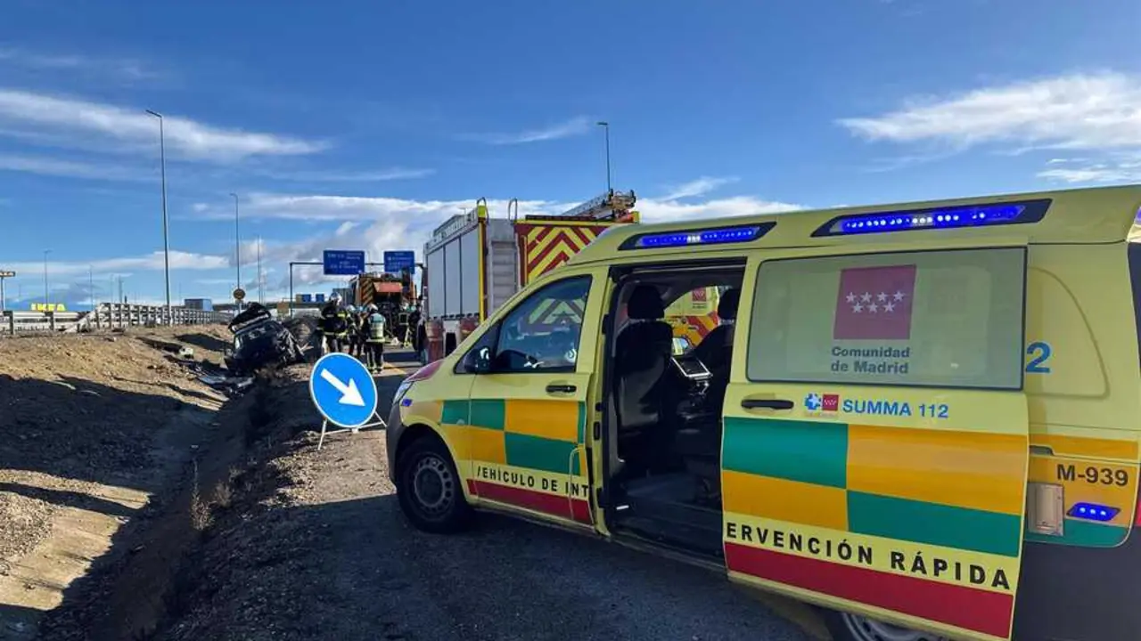 Ambulancia del SUMMA 112 atiende un accidente de coche en la A-5. Imagen de EP.