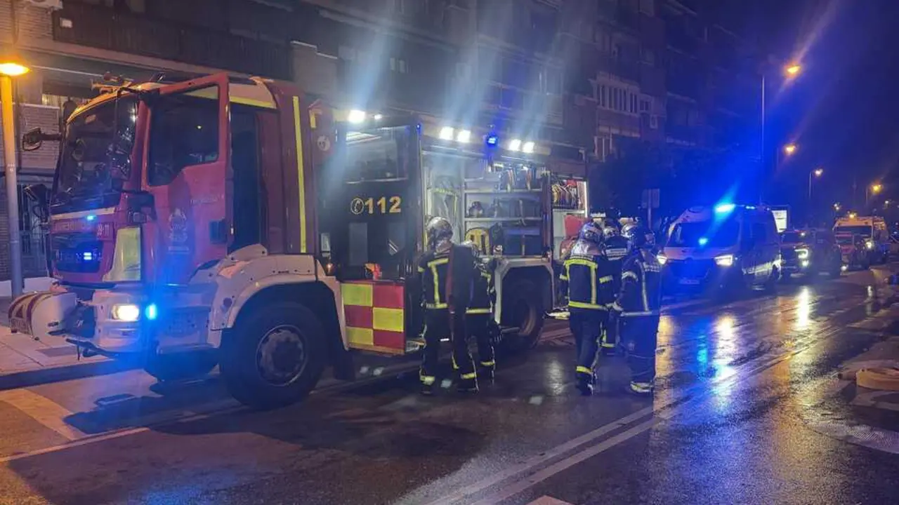 Operativos de SUMMA 112 y de Bomberos de la Comunidad de Madrid desplegados ante el incendio de una vivienda en Legan&eacute;s. Imagen de archivo de EP.