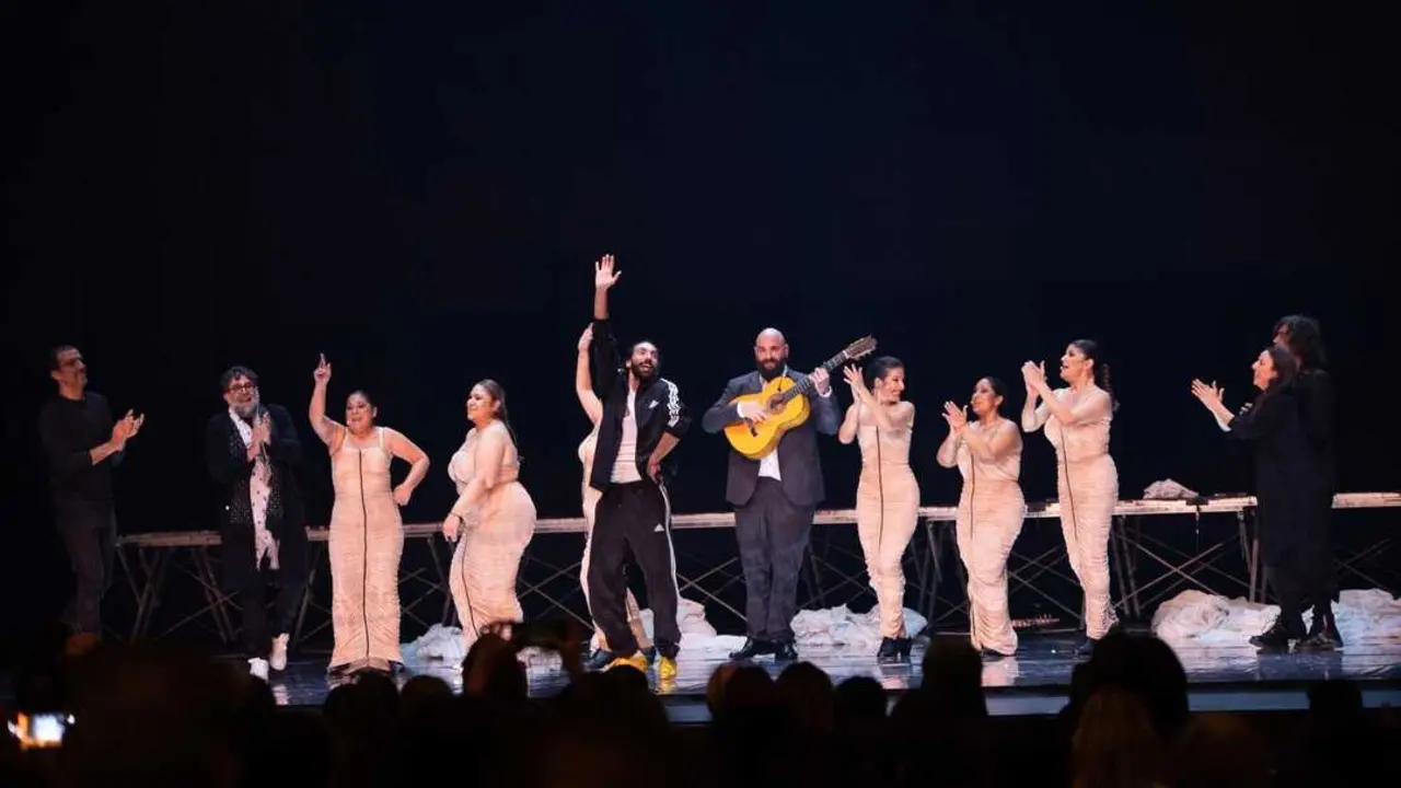 El artista flamenco Eduardo Guerrero baila entre la vigilia y el sue&ntilde;o El manto y su ojo en Teatros del Canal.