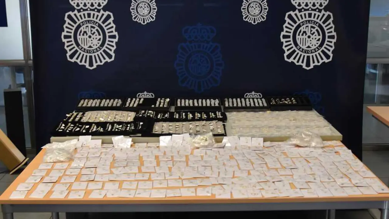Muestrarios de joyas incautadas en una detenci&oacute;n de un hombre en Alcorc&oacute;n.