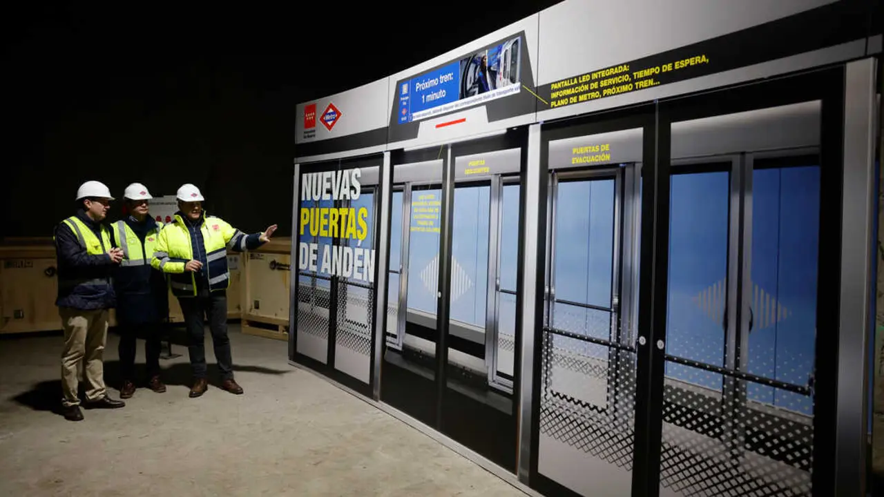 Nuevas puertas de automatizaci&oacute;n de la L&iacute;nea 6. Imagen de la Comunidad de Madrid.