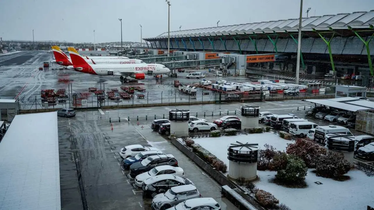 El temporal del 28 de enero de 2026 en el Aeropuerto Adolfo Su&aacute;rez Madrid-Barajas. Imagen de EP.