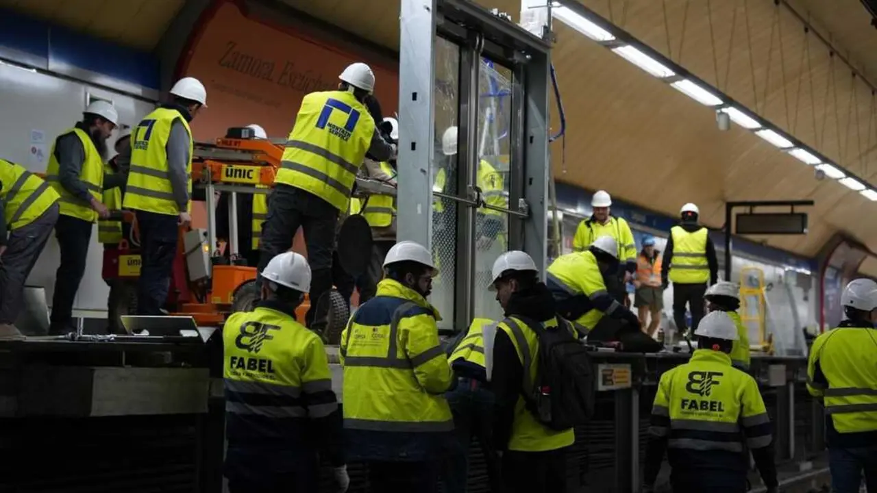 La estaci&oacute;n de Metro de Legazpi luce ya la primera puerta de and&eacute;n para la automatizaci&oacute;n de la L&iacute;nea 6. Imagen de Metro Madrid.