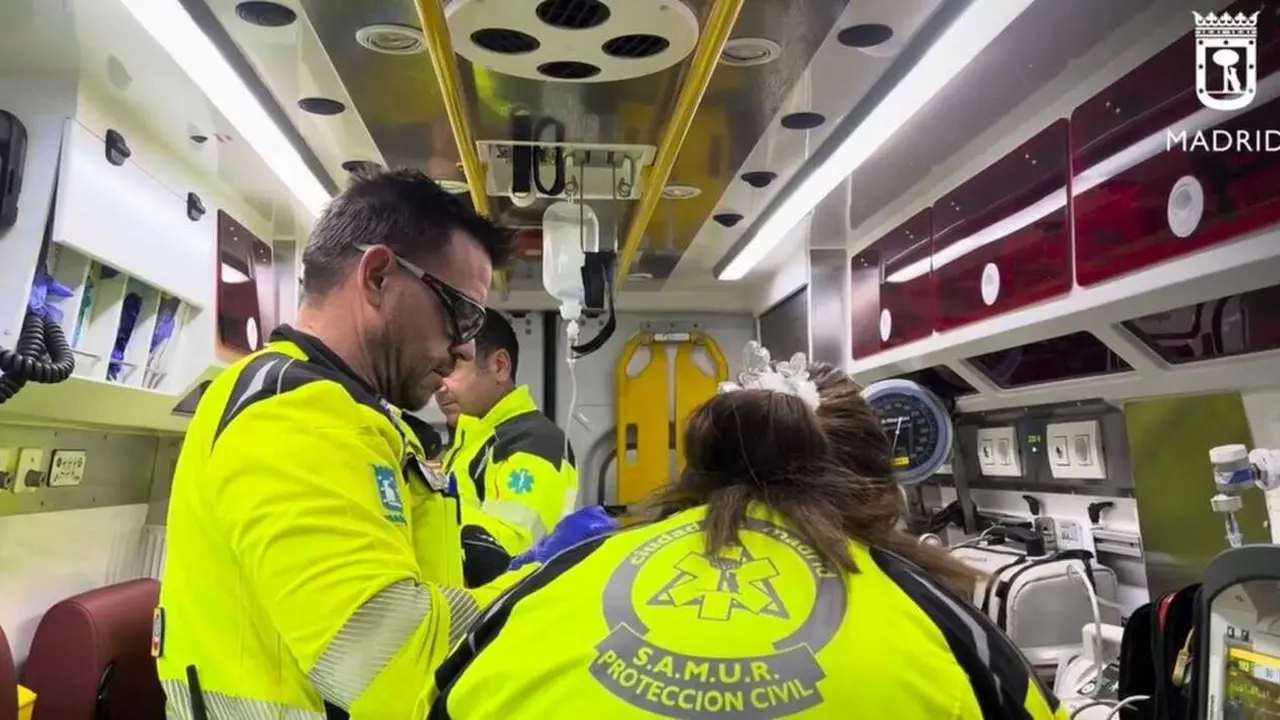 Efectivos sanitarios en una ambulancia en el barrio madrile&ntilde;o de San Blas. Imagen de EP.