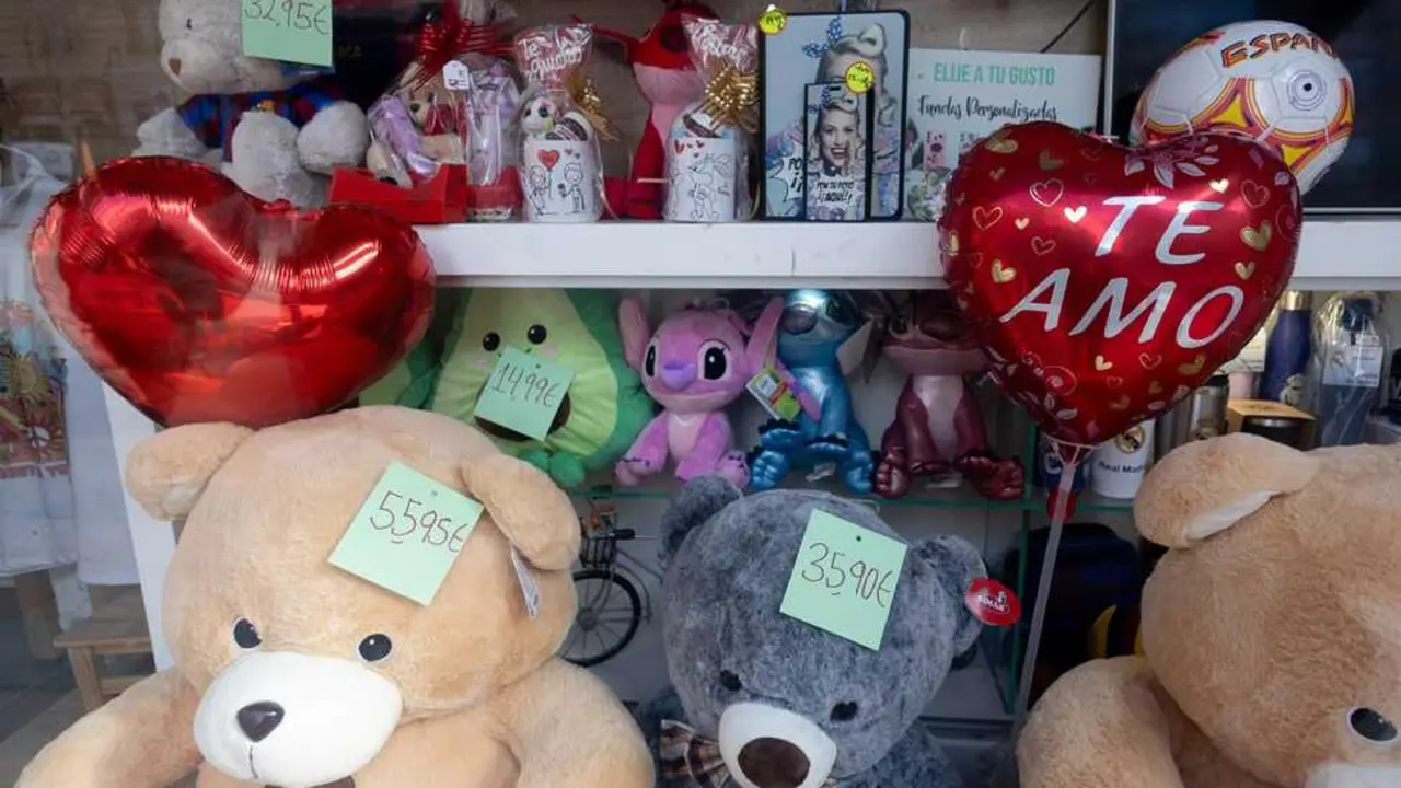 Varios peluches y regalos, a 11 de febrero de 2025, en Madrid (Espa&ntilde;a). Imagen de EP.