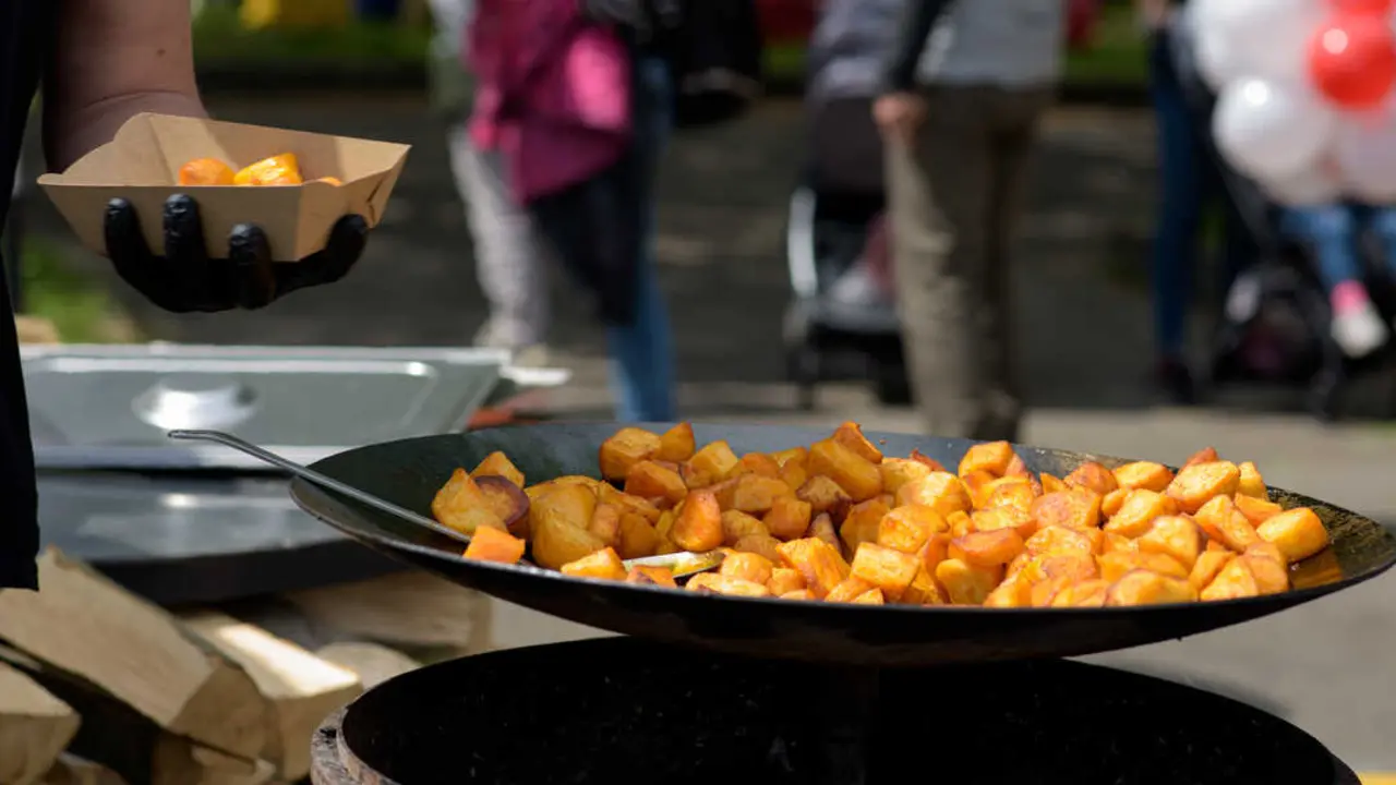 Un puesto de comida callejera.