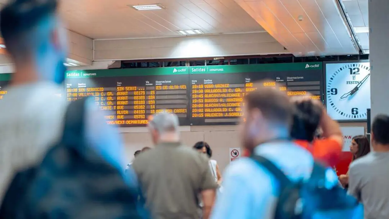 Personas afectadas por retrasos en la estaci&oacute;n de tren de Chamart&iacute;n. Imagen de EP.