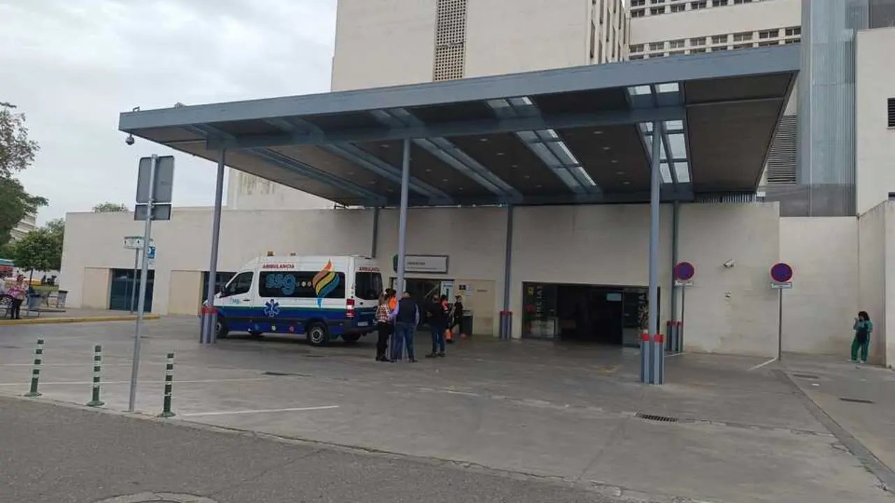 Entrada a Urgencias del Hospital Reina Sof&iacute;a de C&oacute;rdoba. Imagen de archivo de EP.