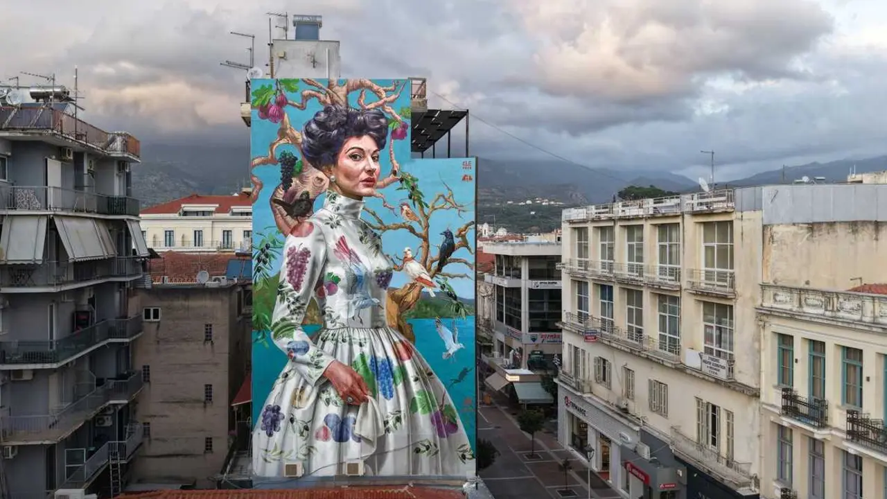 El mejor mural del mundo de 2025, de KLE, 'Kalamata'. Imagen de Street Art Cities.