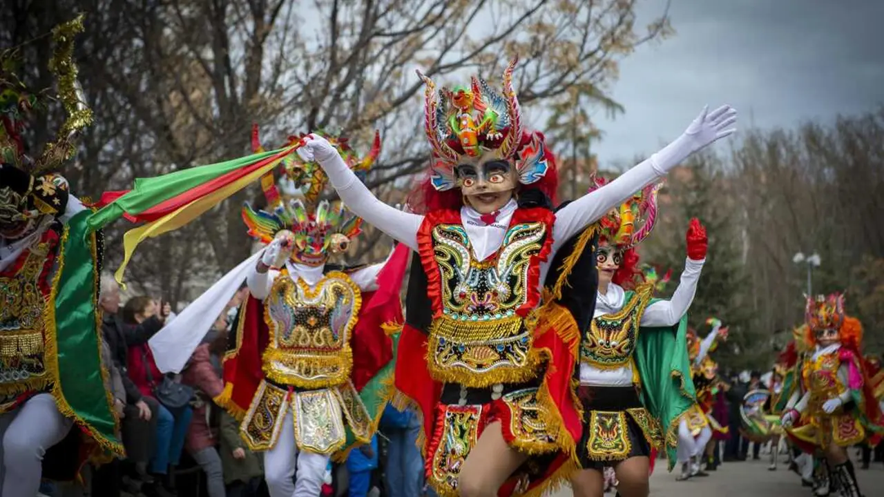 Varias personas y comparsas participan disfrazadas en el Desfile de Carnaval desde el Puente Perrault hacia la Explanada Negra en el Parque de Madrid R&iacute;o, a 18 de febrero de 2023, en Madrid (Espa&ntilde;a). Imagen de EP.
