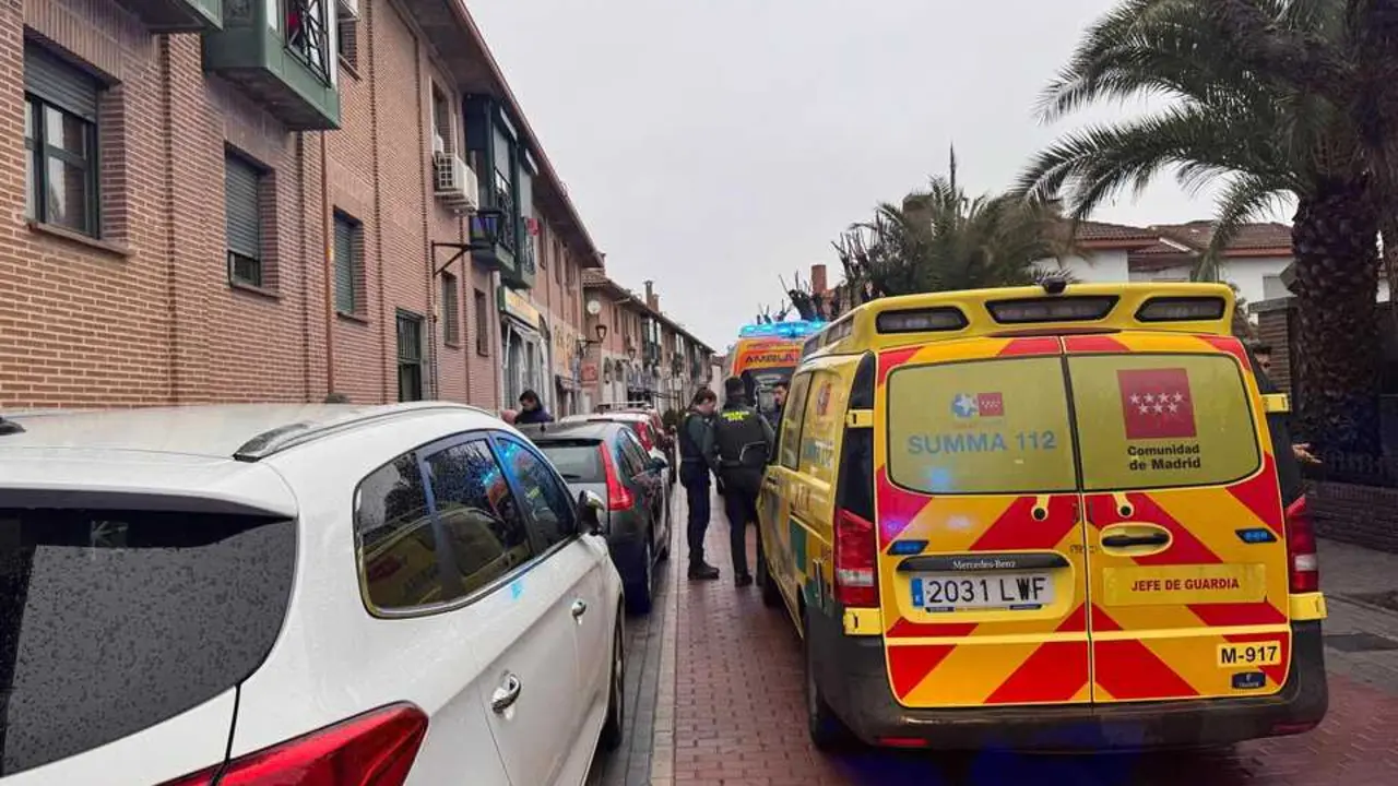 Ambulancias del SUMMA112 tras una agresi&oacute;n a una mujer de 30 a&ntilde;os en su casa en Sevilla la Nueva.