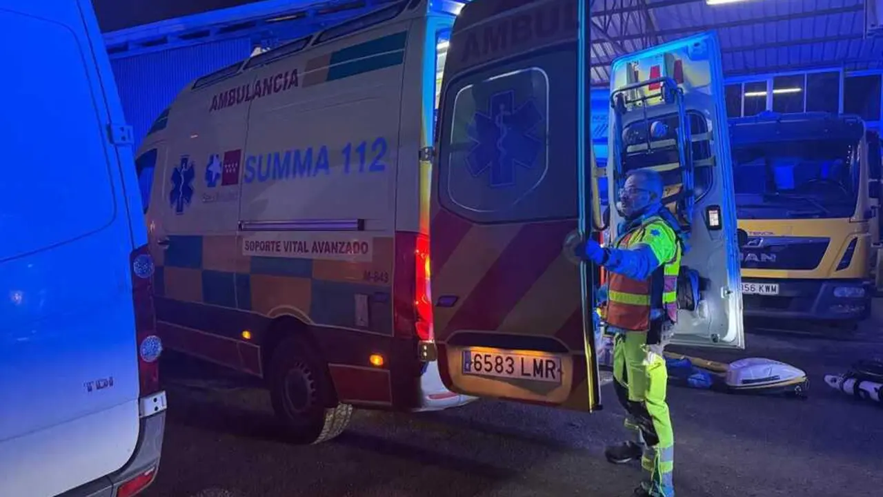 La ambulancia en el lugar de los hechos. Imagen de Emergencias 112.
