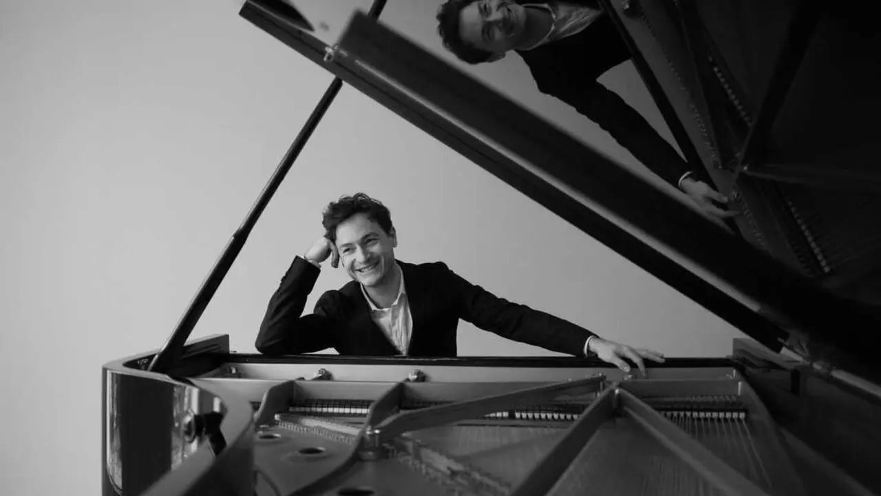 El pianista Thomas Enhco juega con Mozart, el jazz y la m&uacute;sica contempor&aacute;nea en Mozart Paradox, que estrena en Teatros del Canal.