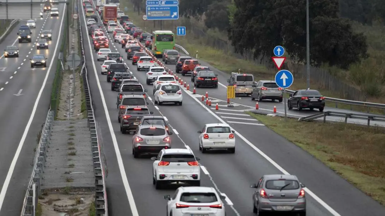 Tr&aacute;fico en la carretera A-1, a 29 de octubre de 2021, en Madrid (Espa&ntilde;a).