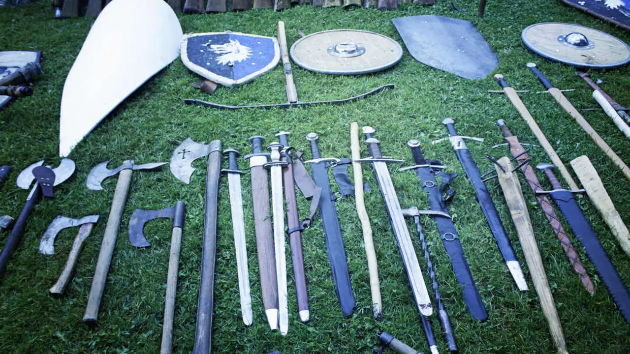 Espadas y escudos en imagen de archivo.
