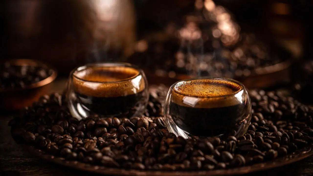 Dos expresos y granos de caf&eacute;. Imagen de archivo.