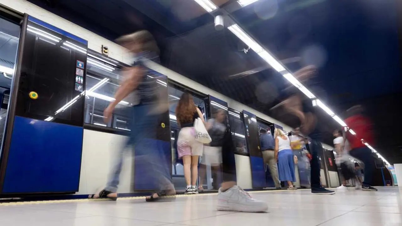 Varias personas en el anden de la l&iacute;nea 7 en la Estaci&oacute;n de San Fernando, a 8 de julio de 2024, en San Fernando de Henares, Madrid (Espa&ntilde;a).Imagen de EP.