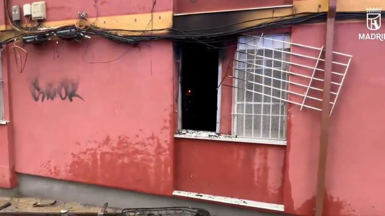 Un incendio en una casa en Latina deja dos vecinos afectados graves por inhalaci&oacute;n de humo. Imagen de Emergencias Madrid.
