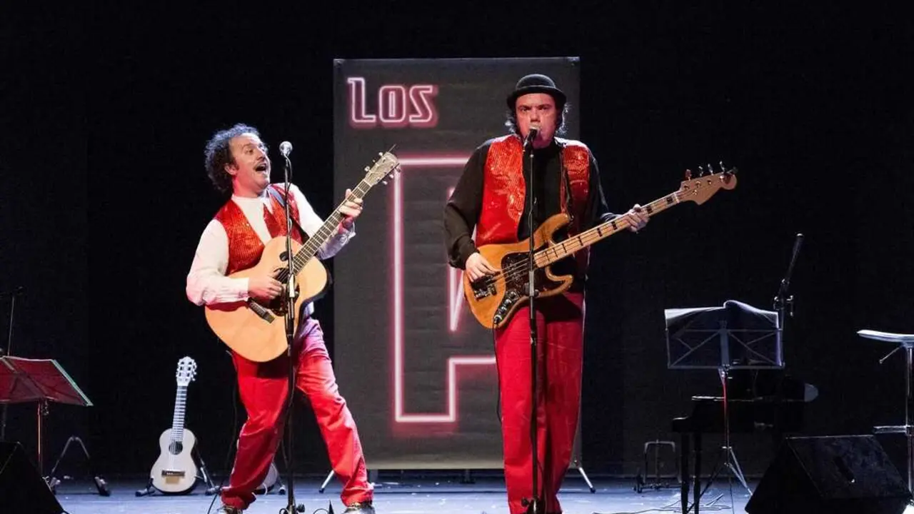 El c&oacute;mico Pepe Mac&iacute;as y el cantautor Kiko Tovar, componentes del d&uacute;o sat&iacute;rico-humor&iacute;stico 'Los Pocos'. Imagen de EP.