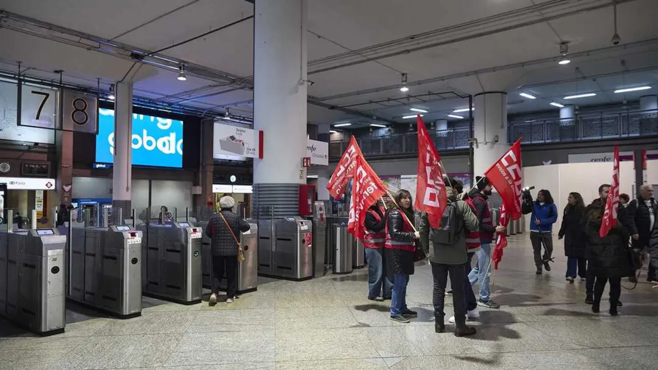 Piquete informativo de CCOO durante la primera jornada de la huelga ferroviaria, en la estaci&oacute;n de tren Madrid-Puerta de Atocha-Almudena Grandes, a 9 de febrero de 2026. Imagen de EP.
