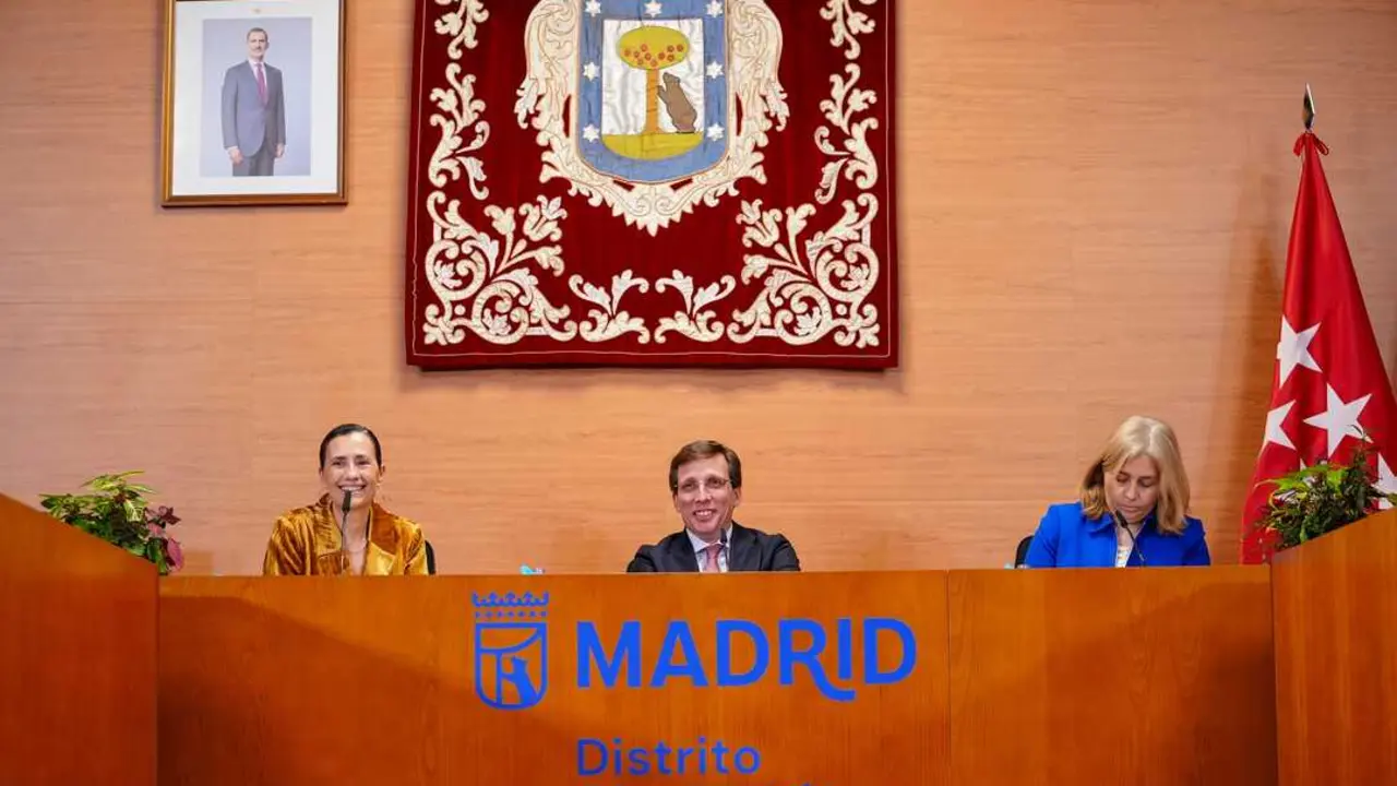 Almeida, Sanz y Estrada en la rueda de prensa posterior a la Junta de Gobierno. Imagen del Ayuntamiento de Madrid.