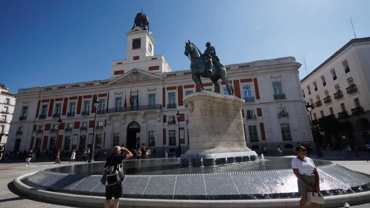 La estatua de Carlos III en la Puerta del Sol, a 13 de septiembre de 2023, en Madrid (Espa&ntilde;a). Imagen de EP.