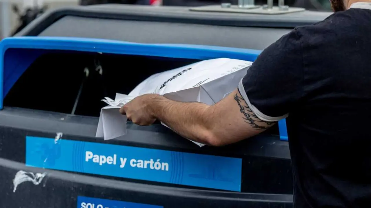 Contenedor de basura de papel y cart&oacute;n, a 10 de septiembre de 2025, en Madrid (Espa&ntilde;a). EP.