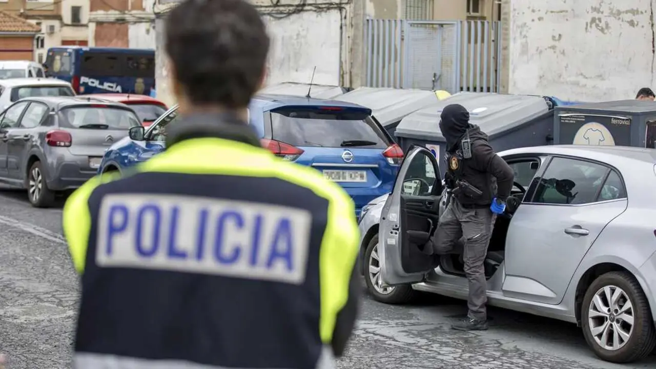 Dispositivo de la Polic&iacute;a Nacional en un operativo. Imagen de EP.