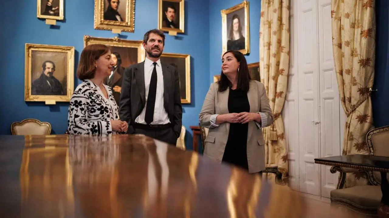 La subdirectora general de museos estatales, Mercedes Rold&aacute;n, el ministro de Cultura, Ernest Urtasun, y la directora del Museo Nacional del Romanticismo, Carolina Miguel Arroyo, durante la visita a la exposici&oacute;n &lsquo;Cien a&ntilde;os contigo&rsquo;. Imagen de EP.