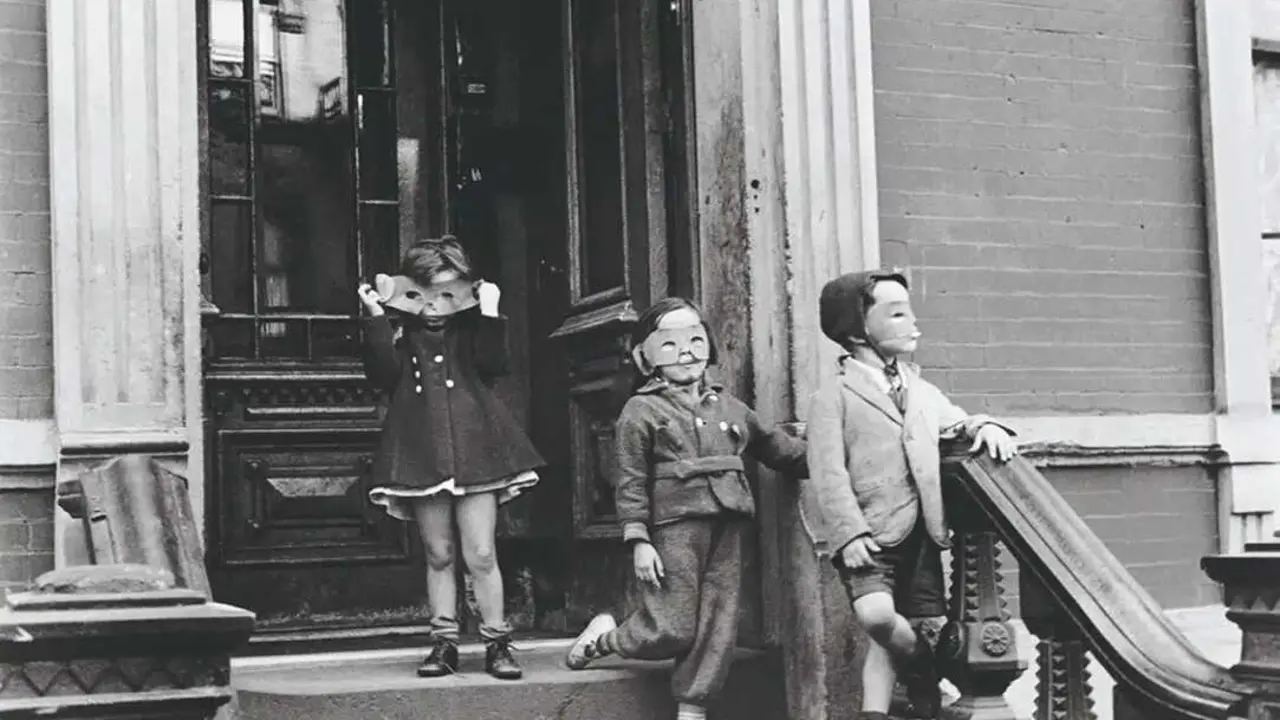 Helen Levitt New York, c. 1940. Imagen de FILM DOCUMENTS LLC, CORTES&Iacute;A ZANDER GALERIE.
