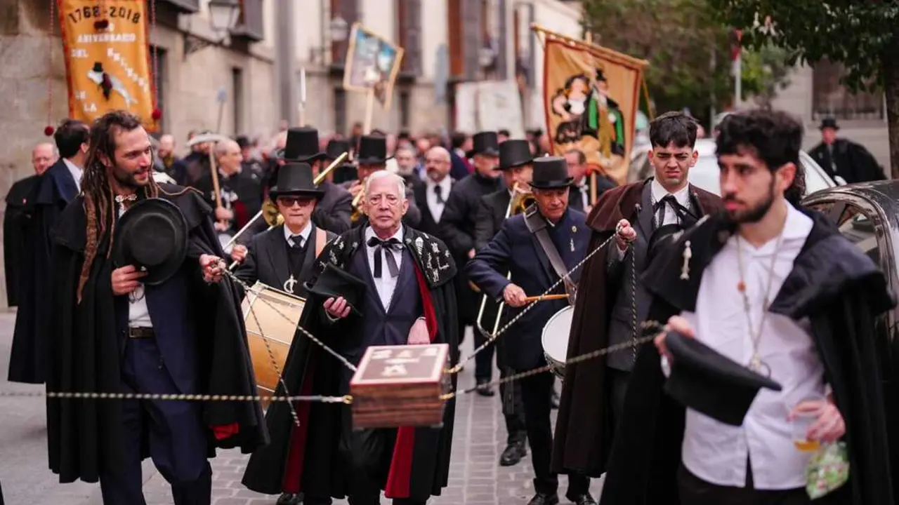 Alegre Cofrad&iacute;a del Entierro de la Sardina por las calles de Madrid. Imagen del Ayuntamiento de Madrid.