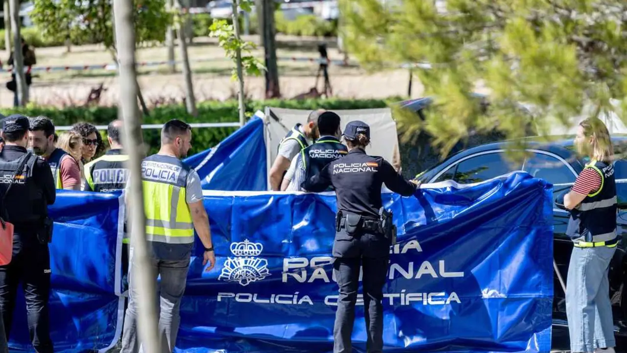 Agentes de la Polic&iacute;a Cient&iacute;fica trabajan en el lugar del tiroteo en Pozuelo de Alarc&oacute;n (Madrid). Imagen de EP.