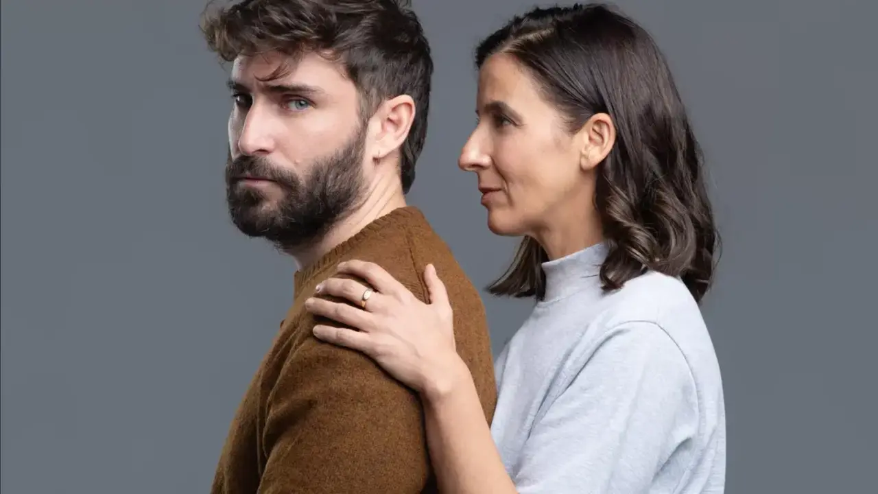 Fernando Guallar y Rebeca Hernando en 'Rompientes', del Teatro de La Abad&iacute;a. Imagen: &copy;javiernaval