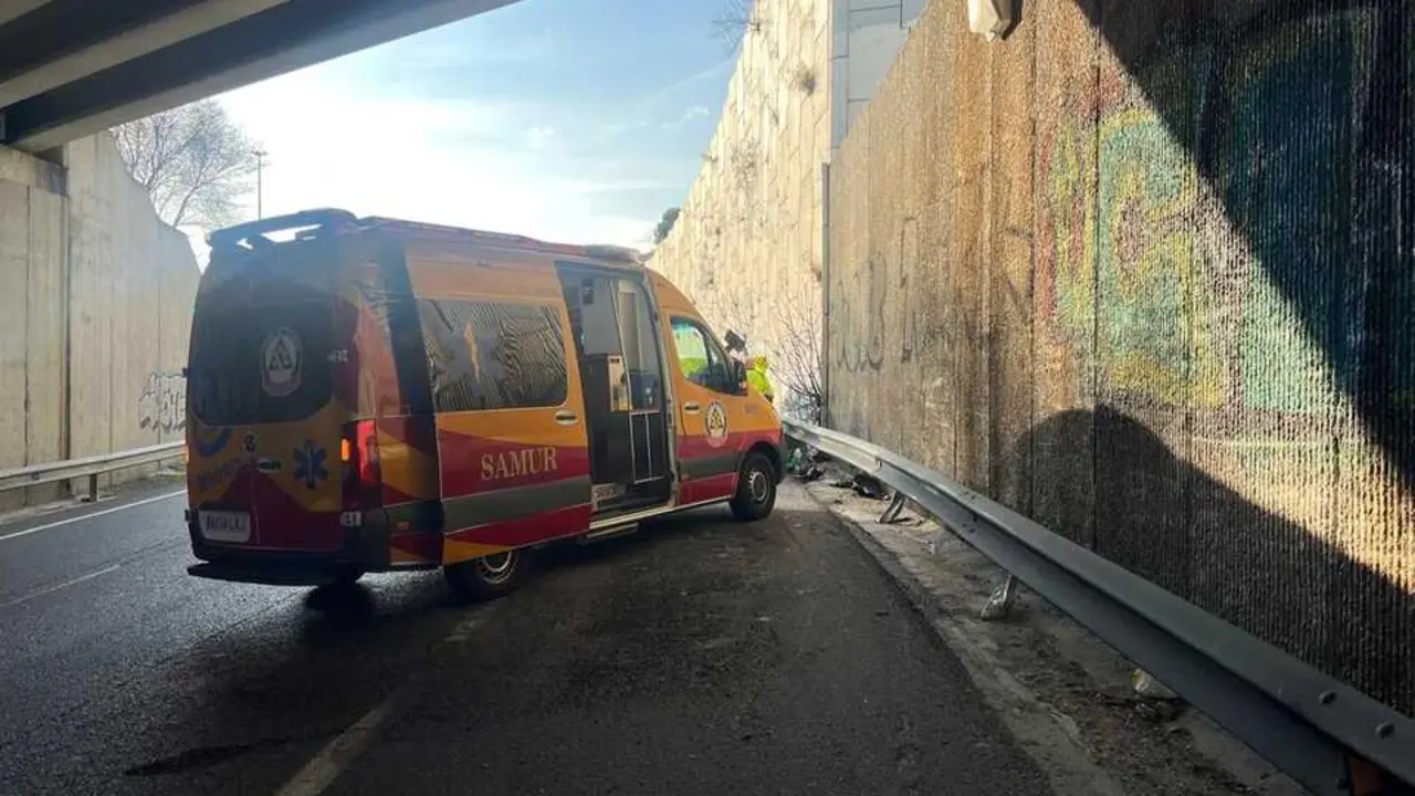 Una ambulancia de SAMUR-PC atiende a un motorista en la A-3. Imagen de EP.